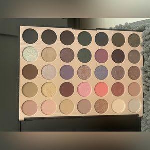 Morphine 35c eyeshadow palette . 35 different shades